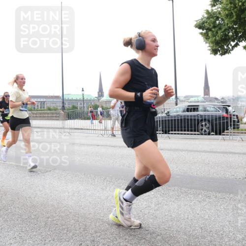 29.06.2025 - hella hamburg halbmarathon Lena Gebhardt http://msf.ph/oto/8446656 29.06.2025 10:30:08 Lombardsbrücke 14304, 1673, 16182, 1097, 1547, 1694, 2302, 2699, 2901, 3443, 3573, 3613, 4395, 4580, 5063, 5322, 5350, 6598, 6616, 6626, 8388, 8792, 8941, 9095, 9937, 10162, 10880, 11376, 11444, 12216, 12227, 12305, 12349, 12350, 12504, 12537, 12710, 13031, 13418, 13810, 14304, 15266, 15938, 16182, 16601, 16604, 16735, 16769, 17529, 18046, 18385, 18503, 18671 meine-sportfotos.de