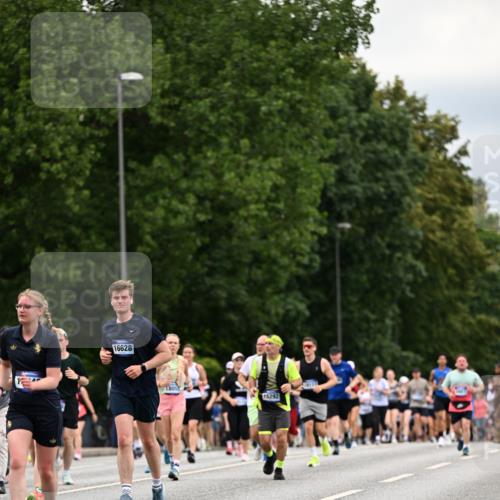 29.06.2025 - hella hamburg halbmarathon Dr. Thomas Lammeyer http://msf.ph/oto/8446658 29.06.2025 10:58:28 Kennedybrücke 1017, 1744, 1984, 2079, 2146, 2372, 2761, 3187, 3249, 3364, 4323, 4626, 4685, 4801, 4838, 5309, 5514, 5804, 5817, 5993, 6273, 6468, 6583, 6987, 7614, 8189, 8924, 9138, 9503, 9531, 9771, 10207, 11390 meine-sportfotos.de