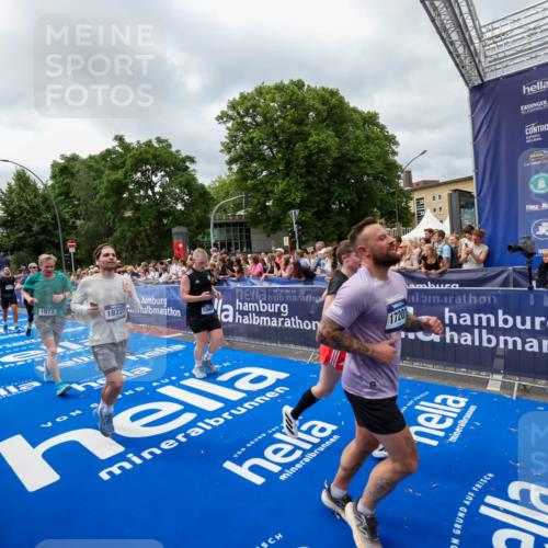 29.06.2025 - hella hamburg halbmarathon Zöllner http://msf.ph/oto/8446672 29.06.2025 10:57:52 Ziel 1972, 2034, 2806, 2883, 5391, 7269, 7833, 9820, 10599, 10703, 12440, 12523, 13376, 14737, 16418, 16517, 17201, 17543, 18492, 18508, 18727 meine-sportfotos.de
