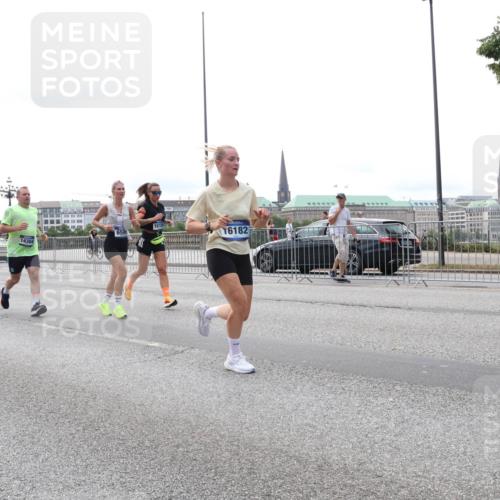 29.06.2025 - hella hamburg halbmarathon Lena Gebhardt http://msf.ph/oto/8446686 29.06.2025 10:30:09 Lombardsbrücke 659, 16182, 14304, 1097, 1547, 1694, 2302, 2699, 2901, 3443, 3573, 3613, 4580, 5063, 5322, 5350, 6598, 6616, 6626, 8388, 8792, 8941, 9095, 9937, 10162, 10880, 11376, 11444, 12227, 12305, 12349, 12350, 12504, 12537, 12710, 13031, 13418, 13810, 14304, 15266, 15938, 16182, 16601, 16604, 16735, 16769, 16864, 17529, 18046, 18385, 18503, 18671 meine-sportfotos.de