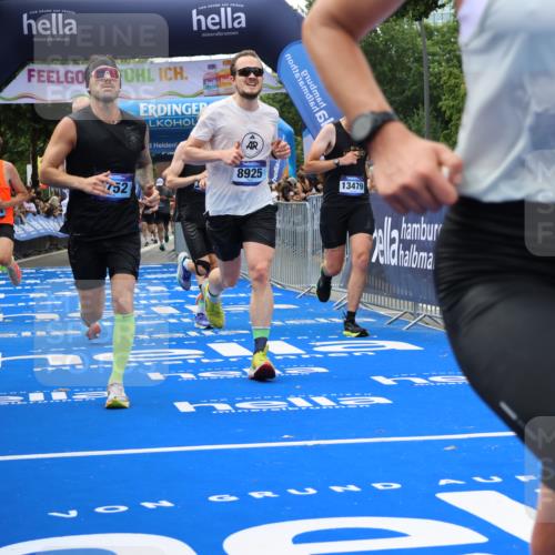 29.06.2025 - hella hamburg halbmarathon Strokosch-Dieckow http://msf.ph/oto/8446695 29.06.2025 10:39:15 Ziel 2044, 3282, 4565, 5752, 6037, 8319, 8925, 11305, 12046, 13479, 13729, 14311, 14359, 15556, 15866, 16656, 17646, 17668, 18149, 18547 meine-sportfotos.de