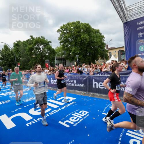 29.06.2025 - hella hamburg halbmarathon Zöllner http://msf.ph/oto/8446697 29.06.2025 10:57:53 Ziel 1972, 2034, 2806, 2883, 5391, 7138, 7269, 7833, 9820, 10599, 10703, 12440, 12523, 13376, 14737, 16517, 17201, 17543, 18492, 18727 meine-sportfotos.de