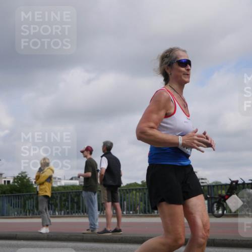 29.06.2025 - hella hamburg halbmarathon Luisa Fischer http://msf.ph/oto/8446724 29.06.2025 10:28:56 Kennedybrücke 1093, 1627, 1740, 2278, 3920, 6869, 8357 meine-sportfotos.de