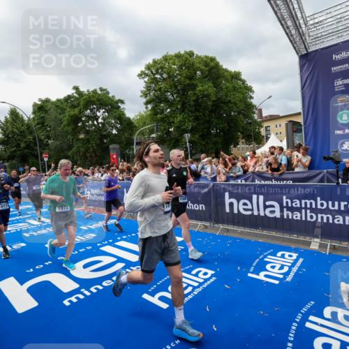 29.06.2025 - hella hamburg halbmarathon Zöllner http://msf.ph/oto/8446729 29.06.2025 10:57:53 Ziel 1972, 2034, 2806, 2883, 5391, 7138, 7269, 7833, 9820, 10599, 10703, 12440, 12523, 13376, 14737, 16517, 17201, 17543, 18492, 18727 meine-sportfotos.de