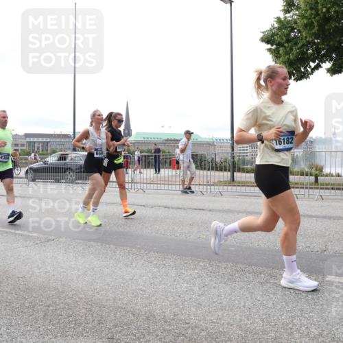 29.06.2025 - hella hamburg halbmarathon Lena Gebhardt http://msf.ph/oto/8446733 29.06.2025 10:30:10 Lombardsbrücke 16, 659, 14304, 16182, 1097, 1547, 1694, 2302, 2699, 2901, 3443, 3573, 3613, 4580, 5063, 5322, 5350, 6598, 6616, 6626, 8388, 8792, 8941, 9095, 9937, 10162, 10880, 11376, 11444, 12227, 12305, 12349, 12350, 12504, 12537, 12688, 12710, 13031, 13418, 13810, 14304, 15266, 15938, 16182, 16601, 16604, 16735, 16769, 16864, 17529, 18046, 18385, 18503, 18671 meine-sportfotos.de