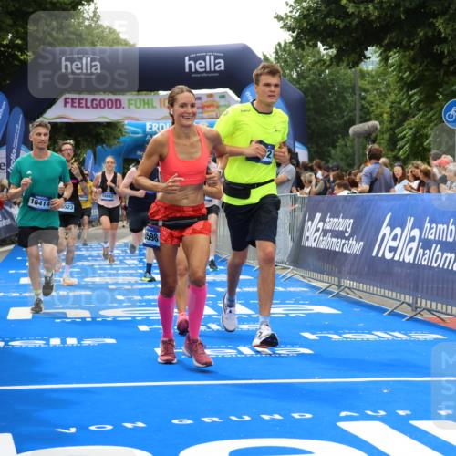 29.06.2025 - hella hamburg halbmarathon Strokosch-Dieckow http://msf.ph/oto/8446751 29.06.2025 10:49:07 Ziel 2013, 4832, 4847, 4890, 6389, 7297, 8112, 8302, 8821, 10184, 13614, 15523, 16369, 16414, 16627, 16731, 17173, 17632, 18598, 18842 meine-sportfotos.de