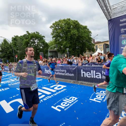 29.06.2025 - hella hamburg halbmarathon Zöllner http://msf.ph/oto/8446788 29.06.2025 10:57:54 Ziel 1972, 2034, 2806, 2883, 5391, 7138, 7269, 9820, 10599, 10703, 11394, 12440, 12523, 13376, 14737, 15349, 16517, 17543, 18492, 18727 meine-sportfotos.de