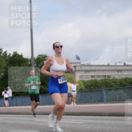 29.06.2025 - hella hamburg halbmarathon Luisa Fischer http://msf.ph/oto/8446800 29.06.2025 10:29:02 Kennedybrücke 13842, 1093, 1305, 1740, 2278, 3961, 3963, 6663, 6869, 8357 meine-sportfotos.de