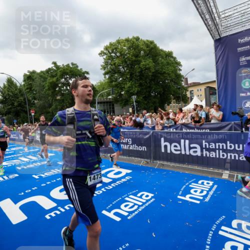 29.06.2025 - hella hamburg halbmarathon Zöllner http://msf.ph/oto/8446804 29.06.2025 10:57:54 Ziel 1972, 2034, 2806, 2883, 5391, 7138, 7269, 9820, 10599, 10703, 11394, 12440, 12523, 13376, 14737, 15349, 16517, 17543, 18492, 18727 meine-sportfotos.de