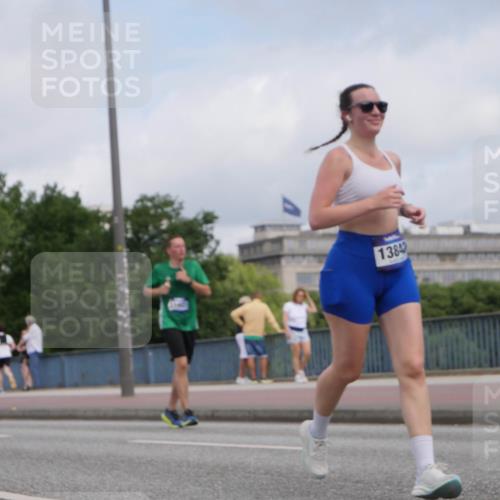 29.06.2025 - hella hamburg halbmarathon Luisa Fischer http://msf.ph/oto/8446805 29.06.2025 10:29:03 Kennedybrücke 1093, 13842, 1093, 1305, 2278, 3961, 3963, 6663, 6869, 8357 meine-sportfotos.de