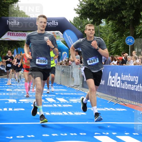 29.06.2025 - hella hamburg halbmarathon Strokosch-Dieckow http://msf.ph/oto/8446815 29.06.2025 10:49:05 Ziel 1381, 1452, 2013, 4832, 4847, 4890, 6389, 7297, 8302, 8821, 9695, 10184, 13614, 13688, 15523, 16414, 16627, 16731, 17173, 17632, 18598, 18842 meine-sportfotos.de