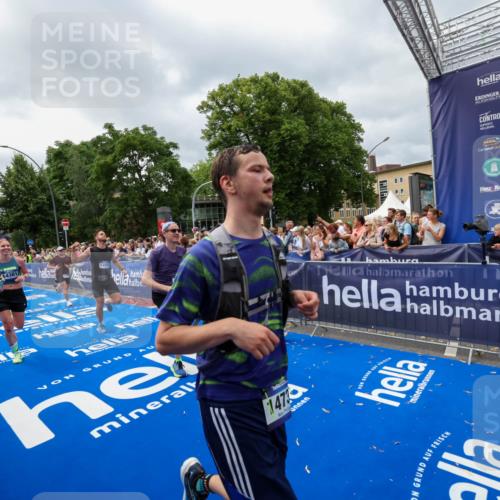 29.06.2025 - hella hamburg halbmarathon Zöllner http://msf.ph/oto/8446824 29.06.2025 10:57:54 Ziel 1972, 2034, 2806, 2883, 5391, 7138, 7269, 9820, 10599, 10703, 11394, 12440, 12523, 13376, 14737, 15349, 16517, 17543, 18492, 18727 meine-sportfotos.de