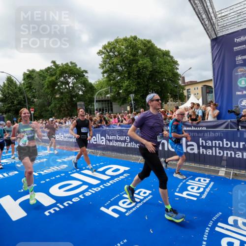 29.06.2025 - hella hamburg halbmarathon Zöllner http://msf.ph/oto/8446860 29.06.2025 10:57:55 Ziel 2034, 2806, 2883, 3575, 5391, 7138, 7159, 7269, 9820, 10599, 10703, 11394, 12523, 13376, 14737, 14881, 15349, 16517, 17543, 18492 meine-sportfotos.de