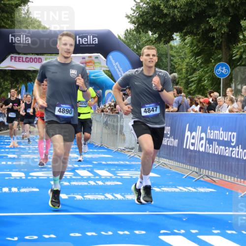 29.06.2025 - hella hamburg halbmarathon Strokosch-Dieckow http://msf.ph/oto/8446879 29.06.2025 10:49:05 Ziel 1381, 1452, 2013, 4832, 4847, 4890, 6389, 7297, 8302, 8821, 9695, 10184, 13614, 13688, 15523, 16414, 16627, 16731, 17173, 17632, 18598, 18842 meine-sportfotos.de