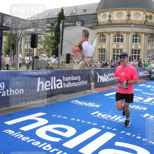 29.06.2025 - hella hamburg halbmarathon Michael Strokosch http://msf.ph/oto/8446882 29.06.2025 10:28:00 Ziel 10106, 10485, 12189, 16377, 17488 meine-sportfotos.de