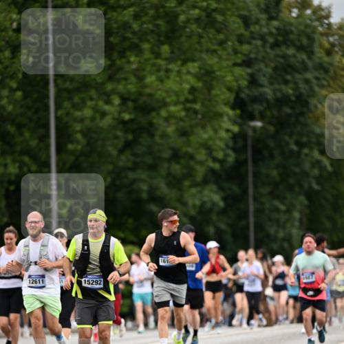 29.06.2025 - hella hamburg halbmarathon Dr. Thomas Lammeyer http://msf.ph/oto/8446899 29.06.2025 10:58:31 Kennedybrücke 1017, 1744, 2079, 2372, 2761, 3187, 3249, 3364, 4323, 4685, 4801, 4838, 5309, 5514, 5804, 5817, 5993, 6468, 6583, 6987, 7614, 8189, 8924, 9138, 9503, 9771, 10207, 11390 meine-sportfotos.de