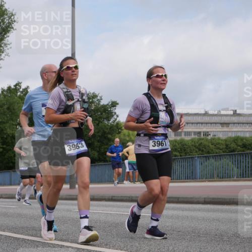 29.06.2025 - hella hamburg halbmarathon Luisa Fischer http://msf.ph/oto/8446900 29.06.2025 10:29:08 Kennedybrücke 303, 3963, 3961, 1093, 1305, 2278, 3961, 3963, 6663, 9186 meine-sportfotos.de
