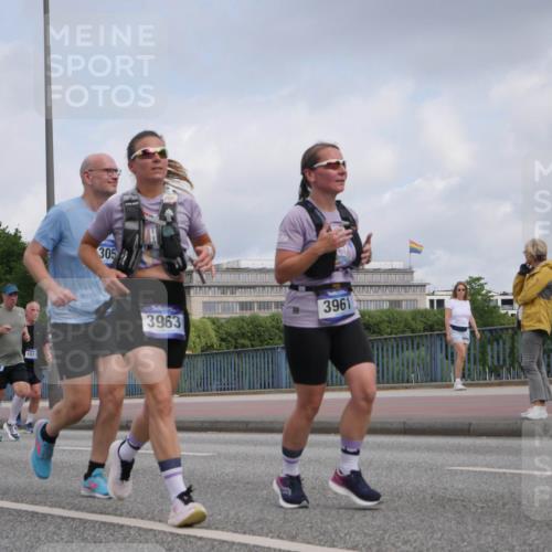 29.06.2025 - hella hamburg halbmarathon Luisa Fischer http://msf.ph/oto/8446913 29.06.2025 10:29:08 Kennedybrücke 1511, 305, 3963, 3961, 1093, 1305, 2278, 3961, 3963, 6663, 9186 meine-sportfotos.de