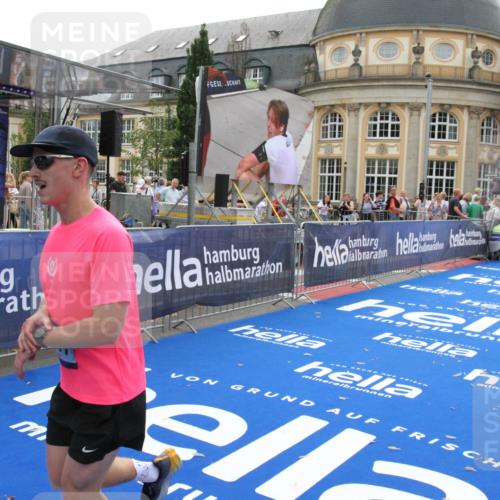 29.06.2025 - hella hamburg halbmarathon Michael Strokosch http://msf.ph/oto/8446921 29.06.2025 10:28:01 Ziel 10106, 10485, 12189, 16377, 17488 meine-sportfotos.de
