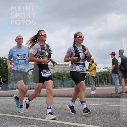 29.06.2025 - hella hamburg halbmarathon Luisa Fischer http://msf.ph/oto/8446926 29.06.2025 10:29:09 Kennedybrücke 511, 1305, 3963, 3961, 1093, 1305, 2278, 3961, 3963, 5028, 6663, 9186 meine-sportfotos.de