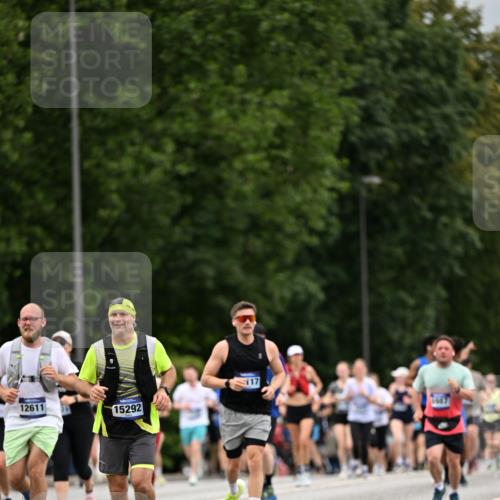 29.06.2025 - hella hamburg halbmarathon Dr. Thomas Lammeyer http://msf.ph/oto/8446934 29.06.2025 10:58:32 Kennedybrücke 1017, 1744, 2079, 2372, 2600, 2761, 3187, 3249, 3364, 4323, 4685, 4801, 4838, 5309, 5514, 5804, 5993, 6468, 6583, 6987, 7614, 8189, 8924, 9138, 9503, 9771, 10207, 11390 meine-sportfotos.de