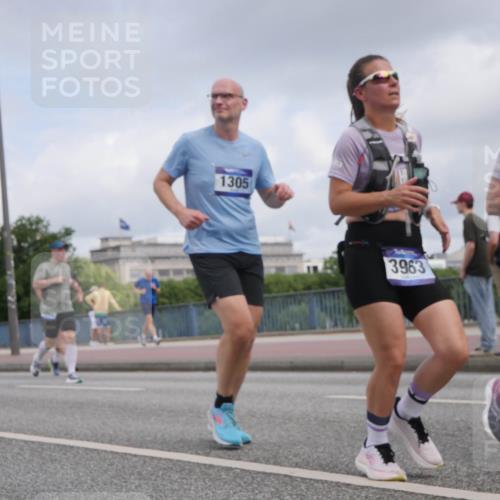 29.06.2025 - hella hamburg halbmarathon Luisa Fischer http://msf.ph/oto/8446940 29.06.2025 10:29:09 Kennedybrücke 1305, 3963, 396, 1093, 1305, 2278, 3961, 3963, 5028, 6663, 9186 meine-sportfotos.de