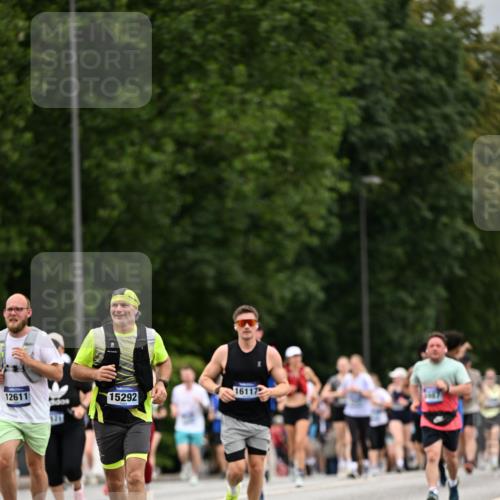 29.06.2025 - hella hamburg halbmarathon Dr. Thomas Lammeyer http://msf.ph/oto/8446951 29.06.2025 10:58:32 Kennedybrücke 1017, 1744, 2079, 2372, 2600, 2761, 3187, 3249, 3364, 4323, 4685, 4801, 4838, 5309, 5514, 5804, 5993, 6468, 6583, 6987, 7614, 8189, 8924, 9138, 9503, 9771, 10207, 11390 meine-sportfotos.de