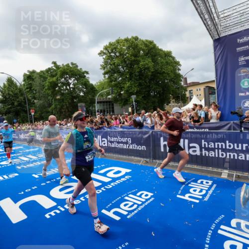 29.06.2025 - hella hamburg halbmarathon Zöllner http://msf.ph/oto/8446952 29.06.2025 10:57:56 Ziel 2025, 2034, 2806, 2883, 3093, 3575, 7138, 7159, 7189, 7269, 9820, 10599, 10703, 11394, 12523, 13376, 14881, 15349, 16517, 17543, 18492 meine-sportfotos.de