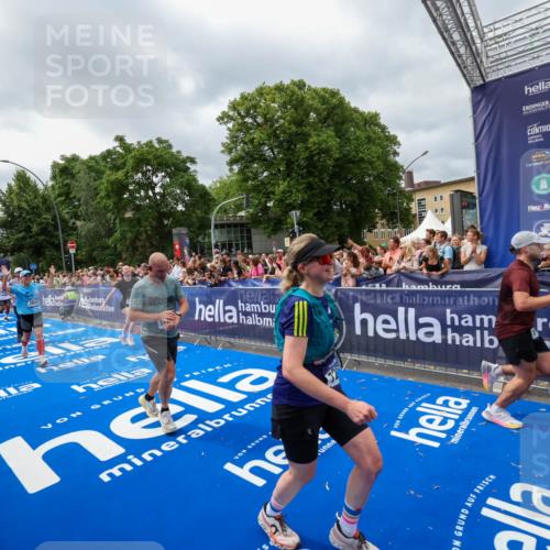 29.06.2025 - hella hamburg halbmarathon Zöllner http://msf.ph/oto/8446968 29.06.2025 10:57:57 Ziel 2025, 2806, 2883, 3093, 3575, 7138, 7159, 7189, 7269, 9820, 10703, 11394, 12523, 13376, 14881, 15349, 16517, 17543, 18492 meine-sportfotos.de