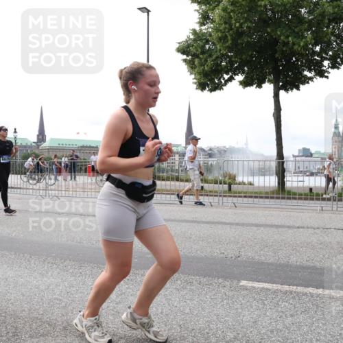 29.06.2025 - hella hamburg halbmarathon Lena Gebhardt http://msf.ph/oto/8446969 29.06.2025 10:30:12 Lombardsbrücke 6626, 1097, 1547, 1694, 2302, 2699, 2901, 3443, 3573, 3613, 4580, 5063, 5322, 6598, 6616, 6626, 8388, 8792, 8941, 9095, 10162, 10880, 11376, 12305, 12349, 12350, 12504, 12537, 12687, 12688, 12710, 13031, 13418, 13810, 14304, 14421, 15266, 15789, 15938, 16182, 16504, 16601, 16604, 16735, 16769, 16864, 17529, 18046, 18385, 18503, 18671 meine-sportfotos.de