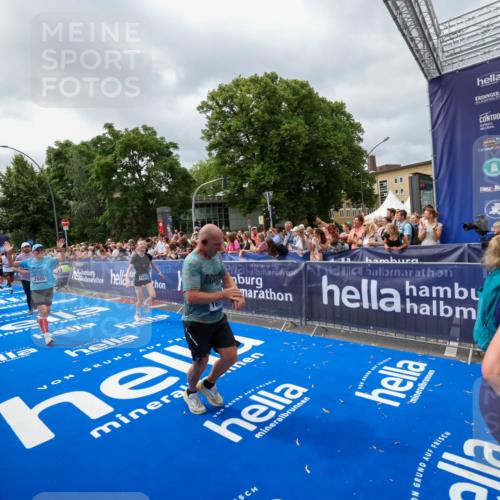 29.06.2025 - hella hamburg halbmarathon Zöllner http://msf.ph/oto/8446986 29.06.2025 10:57:57 Ziel 2025, 2806, 2883, 3093, 3575, 7138, 7159, 7189, 7269, 9820, 10703, 11394, 12523, 13376, 14881, 15349, 16517, 17543, 18492 meine-sportfotos.de
