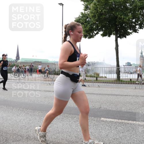 29.06.2025 - hella hamburg halbmarathon Lena Gebhardt http://msf.ph/oto/8446988 29.06.2025 10:30:12 Lombardsbrücke 6626, 1097, 1547, 1694, 2302, 2699, 2901, 3443, 3573, 3613, 4580, 5063, 5322, 6598, 6616, 6626, 8388, 8792, 8941, 9095, 10162, 10880, 11376, 12305, 12349, 12350, 12504, 12537, 12687, 12688, 12710, 13031, 13418, 13810, 14304, 14421, 15266, 15789, 15938, 16182, 16504, 16601, 16604, 16735, 16769, 16864, 17529, 18046, 18385, 18503, 18671 meine-sportfotos.de