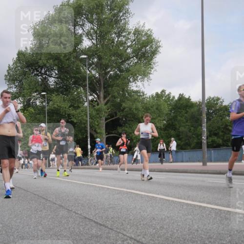 29.06.2025 - hella hamburg halbmarathon Luisa Fischer http://msf.ph/oto/8447008 29.06.2025 10:29:14 Kennedybrücke 5028, 12505, 3765, 12074, 918, 3765, 4378, 5028, 6663, 9186 meine-sportfotos.de