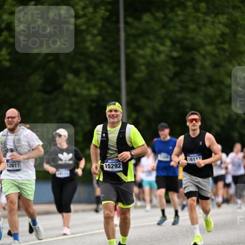 29.06.2025 - hella hamburg halbmarathon Dr. Thomas Lammeyer http://msf.ph/oto/8447010 29.06.2025 10:58:33 Kennedybrücke 1017, 1744, 2079, 2372, 2600, 2761, 3187, 3249, 3364, 4323, 4685, 4801, 4838, 5309, 5514, 5804, 5993, 6468, 6583, 6987, 7614, 7946, 8924, 9130, 9138, 9503, 9771, 10207, 11390 meine-sportfotos.de