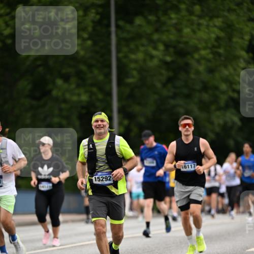 29.06.2025 - hella hamburg halbmarathon Dr. Thomas Lammeyer http://msf.ph/oto/8447020 29.06.2025 10:58:34 Kennedybrücke 1017, 1744, 2079, 2372, 2600, 2761, 3187, 3249, 3364, 4323, 4685, 4720, 4801, 4838, 5309, 5514, 5804, 5933, 5993, 6468, 6583, 6987, 7614, 7946, 8924, 9130, 9138, 9503, 9771, 10207, 11390 meine-sportfotos.de