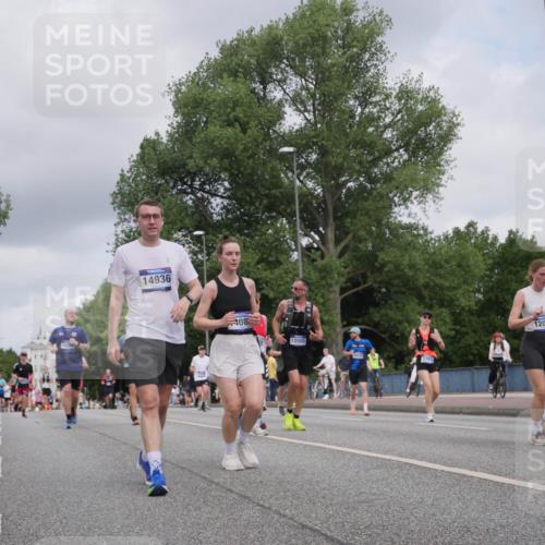 29.06.2025 - hella hamburg halbmarathon Luisa Fischer http://msf.ph/oto/8447024 29.06.2025 10:29:15 Kennedybrücke 1064, 14936, 408, 12505, 10646, 3765, 12074, 3765, 4378, 5028, 6478, 6663, 9186, 10845, 10846 meine-sportfotos.de