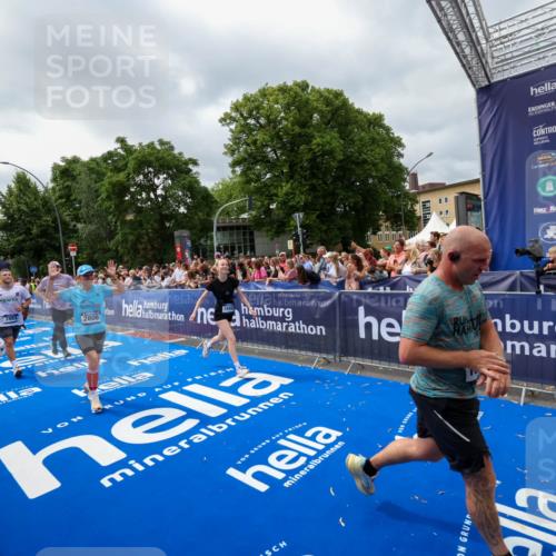29.06.2025 - hella hamburg halbmarathon Zöllner http://msf.ph/oto/8447029 29.06.2025 10:57:58 Ziel 1200, 2025, 2806, 2883, 3093, 3575, 7138, 7159, 7189, 9820, 11394, 12378, 13376, 13465, 14881, 15349, 16517, 17543, 18492, 18762 meine-sportfotos.de