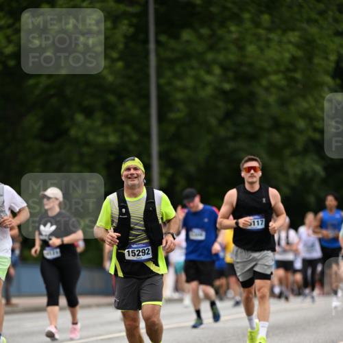 29.06.2025 - hella hamburg halbmarathon Dr. Thomas Lammeyer http://msf.ph/oto/8447030 29.06.2025 10:58:34 Kennedybrücke 1017, 1744, 2079, 2372, 2600, 2761, 3187, 3249, 3364, 4323, 4685, 4720, 4801, 4838, 5309, 5514, 5804, 5933, 5993, 6468, 6583, 6987, 7614, 7946, 8924, 9130, 9138, 9503, 9771, 10207, 11390 meine-sportfotos.de