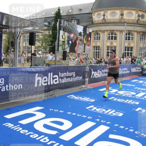 29.06.2025 - hella hamburg halbmarathon Michael Strokosch http://msf.ph/oto/8447033 29.06.2025 10:28:04 Ziel 10106, 10485, 12189, 13383, 14757, 17488 meine-sportfotos.de