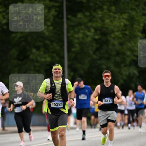 29.06.2025 - hella hamburg halbmarathon Dr. Thomas Lammeyer http://msf.ph/oto/8447040 29.06.2025 10:58:34 Kennedybrücke 1017, 1744, 2079, 2372, 2600, 2761, 3187, 3249, 3364, 4323, 4685, 4720, 4801, 4838, 5309, 5514, 5804, 5933, 5993, 6468, 6583, 6987, 7614, 7946, 8924, 9130, 9138, 9503, 9771, 10207, 11390 meine-sportfotos.de