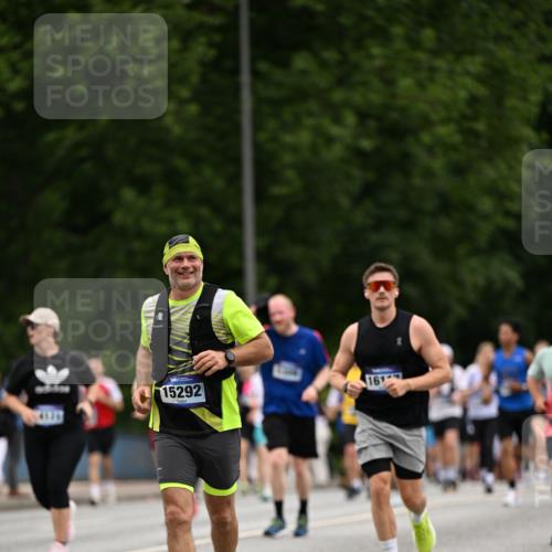 29.06.2025 - hella hamburg halbmarathon Dr. Thomas Lammeyer http://msf.ph/oto/8447058 29.06.2025 10:58:34 Kennedybrücke 1017, 1744, 2079, 2372, 2600, 2761, 3187, 3249, 3364, 4323, 4685, 4720, 4801, 4838, 5309, 5514, 5804, 5933, 5993, 6468, 6583, 6987, 7614, 7946, 8924, 9130, 9138, 9503, 9771, 10207, 11390 meine-sportfotos.de