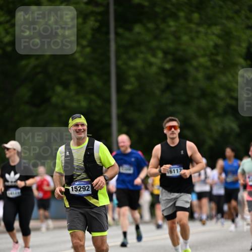 29.06.2025 - hella hamburg halbmarathon Dr. Thomas Lammeyer http://msf.ph/oto/8447072 29.06.2025 10:58:34 Kennedybrücke 1017, 1744, 2079, 2372, 2600, 2761, 3187, 3249, 3364, 4323, 4685, 4720, 4801, 4838, 5309, 5514, 5804, 5933, 5993, 6468, 6583, 6987, 7614, 7946, 8924, 9130, 9138, 9503, 9771, 10207, 11390 meine-sportfotos.de