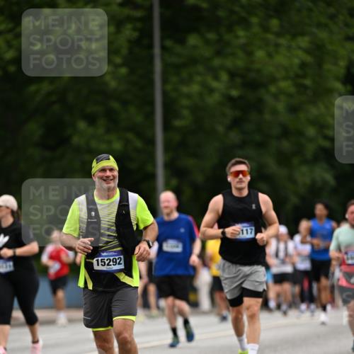 29.06.2025 - hella hamburg halbmarathon Dr. Thomas Lammeyer http://msf.ph/oto/8447082 29.06.2025 10:58:34 Kennedybrücke 1017, 1744, 2079, 2372, 2600, 2761, 3187, 3249, 3364, 4323, 4685, 4720, 4801, 4838, 5309, 5514, 5804, 5933, 5993, 6468, 6583, 6987, 7614, 7946, 8924, 9130, 9138, 9503, 9771, 10207, 11390 meine-sportfotos.de