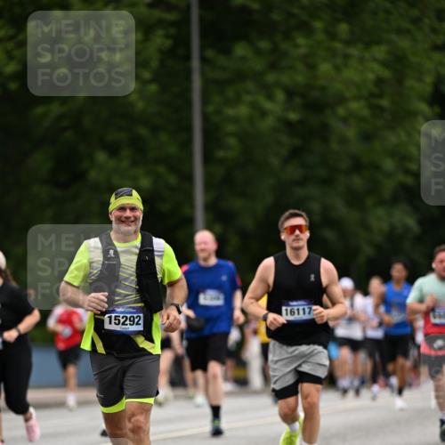 29.06.2025 - hella hamburg halbmarathon Dr. Thomas Lammeyer http://msf.ph/oto/8447096 29.06.2025 10:58:35 Kennedybrücke 1017, 1744, 2079, 2372, 2600, 2761, 3187, 3249, 3364, 4323, 4685, 4720, 4801, 4838, 5309, 5514, 5804, 5933, 5993, 6468, 6583, 6987, 7614, 7946, 7986, 8924, 9130, 9138, 9503, 9771, 10207, 11390 meine-sportfotos.de
