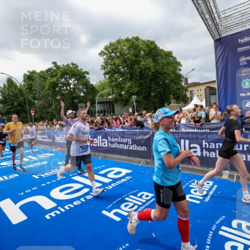 29.06.2025 - hella hamburg halbmarathon Zöllner http://msf.ph/oto/8447112 29.06.2025 10:57:59 Ziel 1200, 2025, 2806, 2883, 3093, 3575, 4579, 6531, 7138, 7159, 7189, 8089, 9820, 11394, 12378, 13376, 13465, 14881, 15349, 15527, 17543, 18492, 18762 meine-sportfotos.de