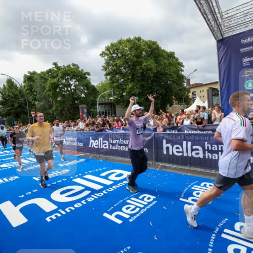 29.06.2025 - hella hamburg halbmarathon Zöllner http://msf.ph/oto/8447130 29.06.2025 10:57:59 Ziel 1200, 2025, 2806, 2883, 3093, 3575, 4579, 6531, 7138, 7159, 7189, 8089, 9820, 11394, 12378, 13376, 13465, 14881, 15349, 15527, 17543, 18492, 18762 meine-sportfotos.de
