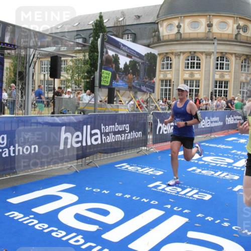29.06.2025 - hella hamburg halbmarathon Michael Strokosch http://msf.ph/oto/8447131 29.06.2025 10:28:06 Ziel 10106, 10485, 12189, 13383, 14757, 15883, 17488 meine-sportfotos.de