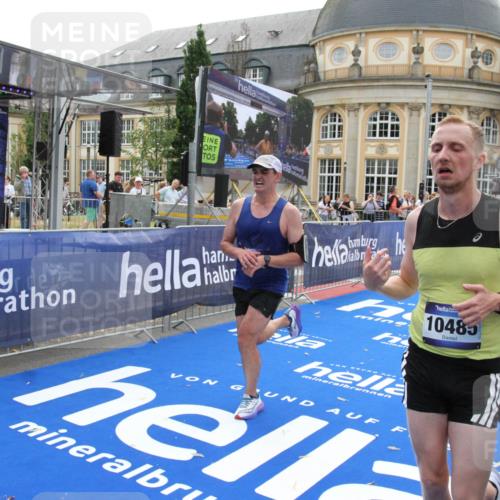 29.06.2025 - hella hamburg halbmarathon Michael Strokosch http://msf.ph/oto/8447142 29.06.2025 10:28:07 Ziel 10485, 12189, 13383, 14757, 15883, 17488 meine-sportfotos.de