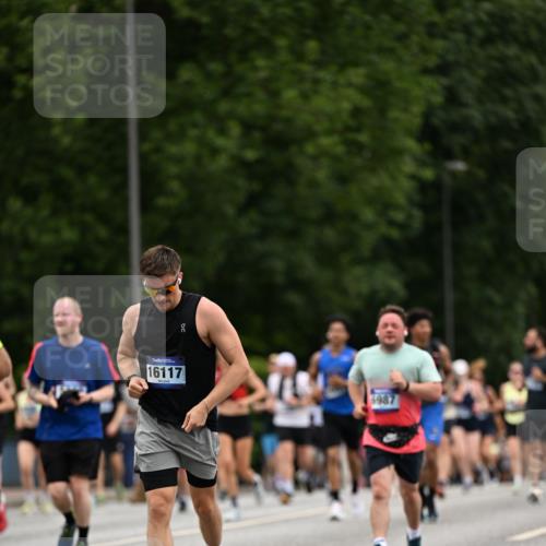 29.06.2025 - hella hamburg halbmarathon Dr. Thomas Lammeyer http://msf.ph/oto/8447155 29.06.2025 10:58:36 Kennedybrücke 1017, 1744, 2079, 2372, 2600, 2761, 3187, 3249, 3364, 4323, 4685, 4720, 4838, 5309, 5514, 5804, 5856, 5933, 5993, 6468, 6583, 6987, 7614, 7946, 7986, 9130, 9138, 9503, 9771, 10207, 11390 meine-sportfotos.de