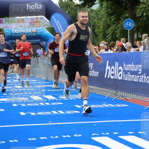 29.06.2025 - hella hamburg halbmarathon Strokosch-Dieckow http://msf.ph/oto/8447177 29.06.2025 10:39:12 Ziel 1445, 2044, 3282, 4565, 4759, 5752, 6037, 6686, 6687, 8319, 8925, 11305, 11619, 12046, 12137, 13479, 13729, 14311, 15556, 16656, 17646, 17668, 18149, 18547 meine-sportfotos.de